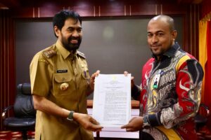 Gubernur Aceh, H. Muzakir Manaf, menyerahkan SK Plt Dirut Bank Aceh kepada Fadil Ilyas, di Meuligoe Gubernur Aceh, Senin, 17//3/2025. Foto: Biro Adpim