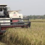 Mesin modern memanen padi lebih cepat di salah satu kawasan di Aceh Besar. Foto: Dok. Dinas Pertanian Aceh