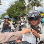 Personel Polwan Ditlantas Polda Aceh bagikan takjil untuk penguna jalan. Foto: dok. Humas Polda Aceh