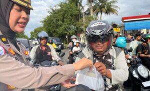 Personel Polwan Ditlantas Polda Aceh bagikan takjil untuk penguna jalan. Foto: dok. Humas Polda Aceh