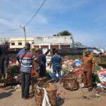 Pembersihan titik sampah di Pasar Induk Lambaro Aceh Besar pada awal awal bulan Ramadhan 1446 H, Selasa (4/3/2025). Foto: MC Aceh Besar