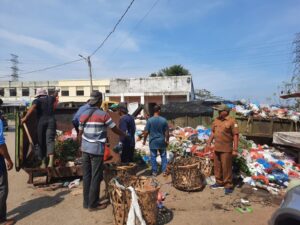 Pembersihan titik sampah di Pasar Induk Lambaro Aceh Besar pada awal awal bulan Ramadhan 1446 H, Selasa (4/3/2025). Foto: MC Aceh Besar