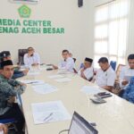 Kankemenag Aceh Besar Saifuddin memimpin rakor penetapan besaran zakat fitrah di aula kandepag, Kota Jantho, Senin (17/03/2025). Foto: Kemenag Aceh Besar