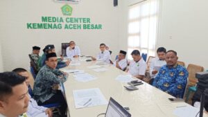 Kankemenag Aceh Besar Saifuddin memimpin rakor penetapan besaran zakat fitrah di aula kandepag, Kota Jantho, Senin (17/03/2025). Foto: Kemenag Aceh Besar