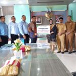 Pemimpin Bank Aceh Kantor Cabang Utama Bank Aceh, Andri Wardani menyerahkan secara simbolis deviden Bank Aceh Syariah Tahun Buku 2024 kepada Wali Kota Banda Aceh, Illiza Sa’aduddin Djamal, Selasa (11/03/2025). Foto: Humas Bank Aceh.