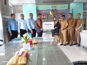 Pemimpin Bank Aceh Kantor Cabang Utama Bank Aceh, Andri Wardani menyerahkan secara simbolis deviden Bank Aceh Syariah Tahun Buku 2024 kepada Wali Kota Banda Aceh, Illiza Sa’aduddin Djamal, Selasa (11/03/2025). Foto: Humas Bank Aceh.