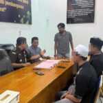 Satuan Reserse Narkoba (Sat Resnarkoba) Polres Aceh Barat melaksanakan penyerahan tersangka dan barang bukti tindak pidana narkotika tahap II ke Kejaksaan Negeri Aceh Barat. Proses penyerahan dilakukan pada Kamis (27/2/2025). Foto Humas Polres Aceh Barat