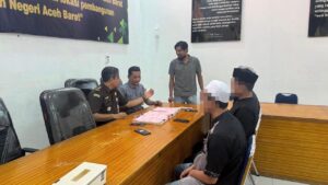 Satuan Reserse Narkoba (Sat Resnarkoba) Polres Aceh Barat melaksanakan penyerahan tersangka dan barang bukti tindak pidana narkotika tahap II ke Kejaksaan Negeri Aceh Barat. Proses penyerahan dilakukan pada Kamis (27/2/2025). Foto Humas Polres Aceh Barat