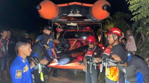 Tim SAR gabungan melakukan pencarian terhadap dua korban anak di bawah umur yang tenggelam di sungai Desa Sihom Lhok, Kecamatan Indrapuri, Kabupaten Aceh Besar, Rabu (19/3/2025). Korban ditemukan meninggal dunia. Foto: Basarnas Banda Aceh