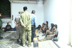 Petugas Satpol PP dan WH Aceh Besar dan personel Polsek Peukan Bada, menertibkan 8 gepeng, di depan Swalayan Beuradeun, Peukan Bada, Kabupaten Aceh Besar, Jumat (14/3/2025) malam. Foto : MC ACEH BESAR.