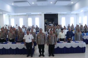 Kapolda Aceh, Irjen Pol. Achmad Kartiko bersama peserta Rapat Koordinasi (Rakor) lintas sektoral Operasi Ketupat Seulawah 2025, di Aula Pesat Gatra Lantai 3 Ditlantas Polda Aceh, Lamteumen, kota Banda Aceh pada Rabu (19/3/2025). Foto: Humas Polda Aceh.