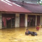 Sejumlah anak bermain di genangan banjir di Kecamatan Kaway XVI, Aceh Barat, Rabu (5/3/2025). Foto BPBD Aceh Barat