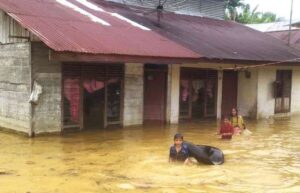 Sejumlah anak bermain di genangan banjir di Kecamatan Kaway XVI, Aceh Barat, Rabu (5/3/2025). Foto BPBD Aceh Barat